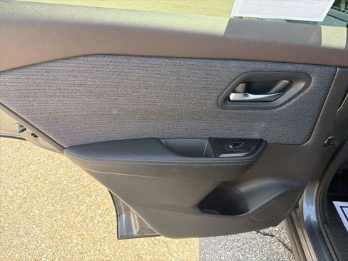 Used 2023 Nissan Rogue SV image 13