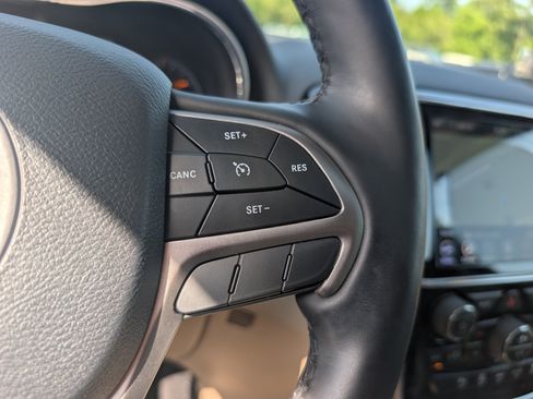 Used 2020 Jeep Grand Cherokee Limited AWD/4WD image 26
