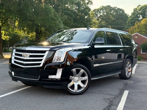 Used 2018 Cadillac Escalade ESV Luxury AWD/4WD image 2