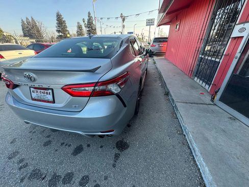 Used 2019 Toyota Camry SE image 5