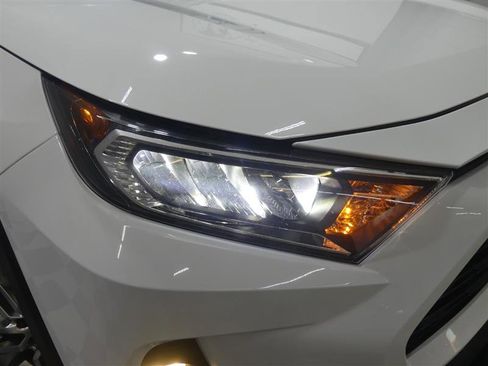 Used 2019 Toyota RAV4 XLE Premium image 15