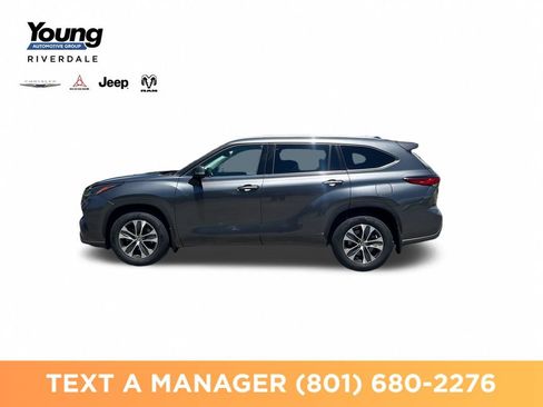 Used 2021 Toyota Highlander XLE AWD/4WD image 2