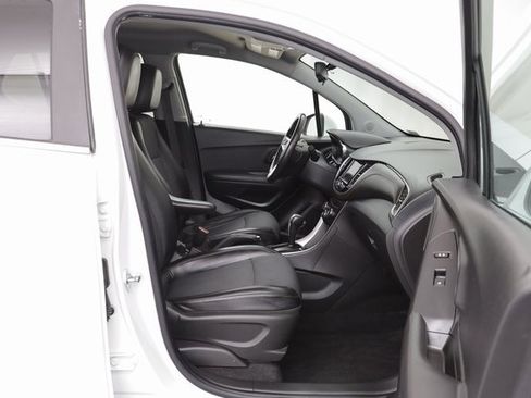 Certified 2020 Chevrolet Trax LT w/ LT Convenience Package image 17