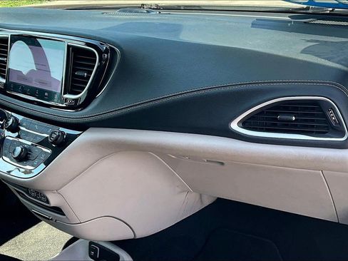 Used 2023 Chrysler Pacifica Touring-L FWD image 15