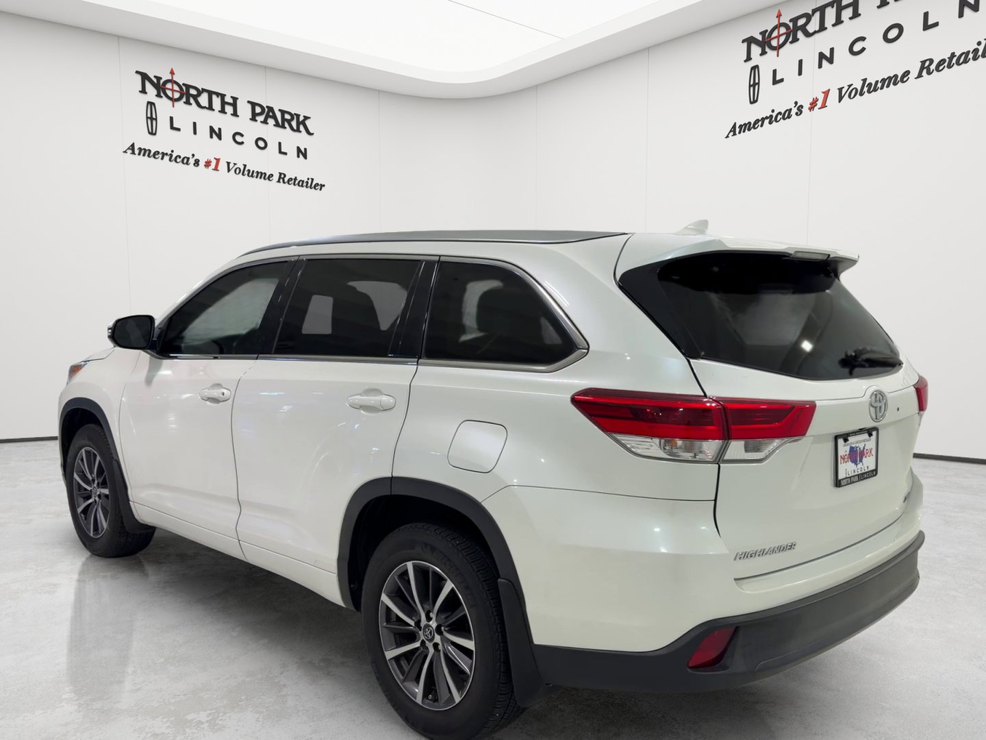 Used 2018 Toyota Highlander FWD V6 image 3