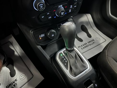 Used 2018 Jeep Renegade Latitude AWD/4WD image 15