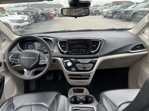Used 2023 Chrysler Pacifica Touring-L FWD image 15