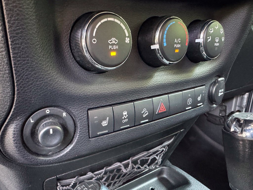 Used 2017 Jeep Wrangler Unlimited Rubicon w/ Connectivity Group AWD/4WD image 19