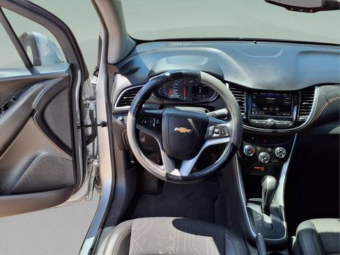 Used 2022 Chevrolet Trax LT w/ LT Convenience Package AWD/4WD image 9