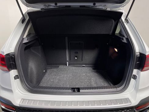 Used 2023 Volkswagen Taos SE image 10