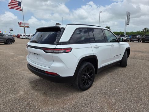 Used 2024 Jeep Grand Cherokee Altitude AWD/4WD image 8