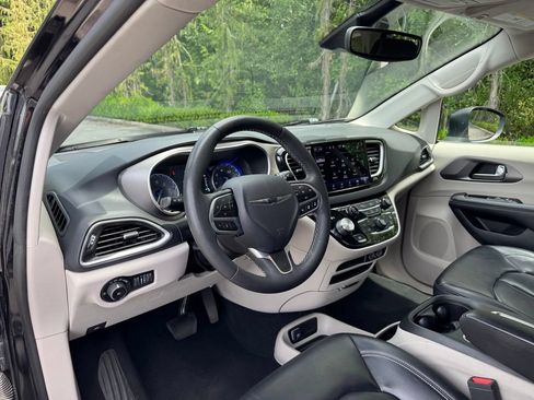 Used 2023 Chrysler Pacifica Touring-L FWD image 8