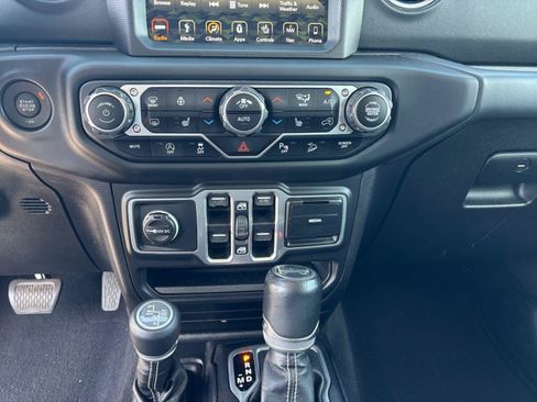 Used 2018 Jeep Wrangler Unlimited Sahara w/ Dual Top Group AWD/4WD image 12