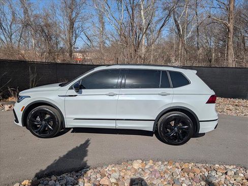 Used 2024 Volkswagen Tiguan SE R-Line image 2