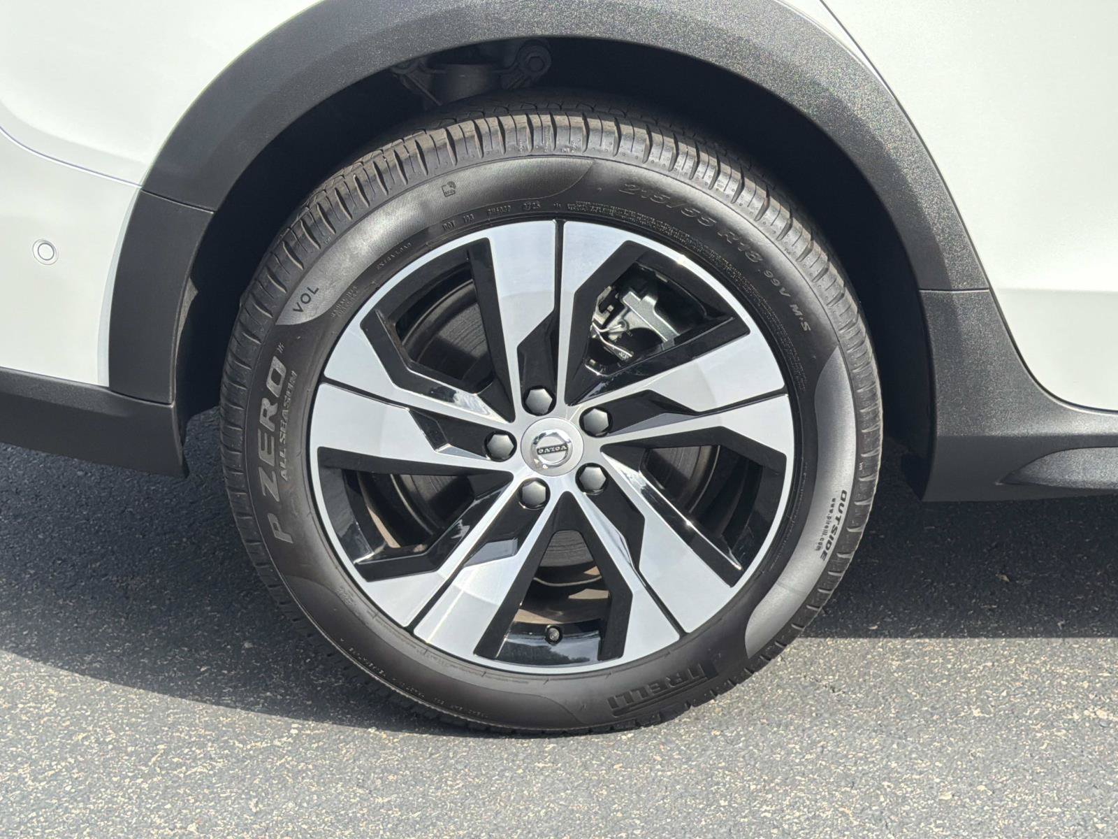 Certified 2025 Volvo V60 B5 Cross Country Plus AWD/4WD image 26