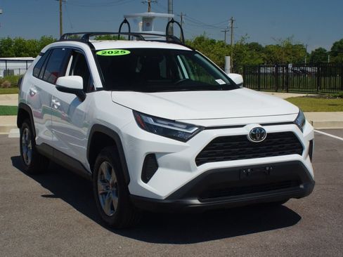 Used 2025 Toyota RAV4 XLE AWD/4WD image 2