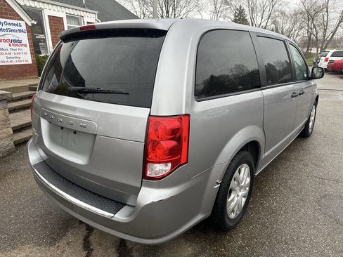 Used 2019 Dodge Grand Caravan SE FWD image 8