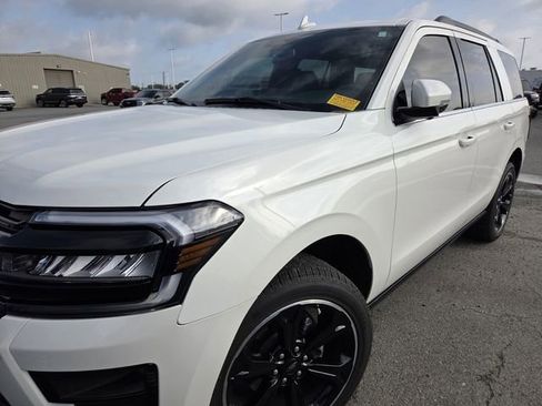 Used 2024 Ford Expedition Limited AWD/4WD image 4