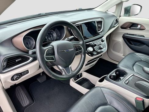 Used 2019 Chrysler Pacifica Touring-L Plus w/ Advanced Safetytec Group FWD image 21