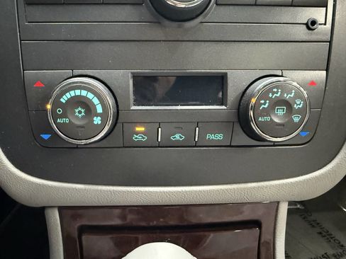 Used 2011 Buick Lucerne CX FWD image 29
