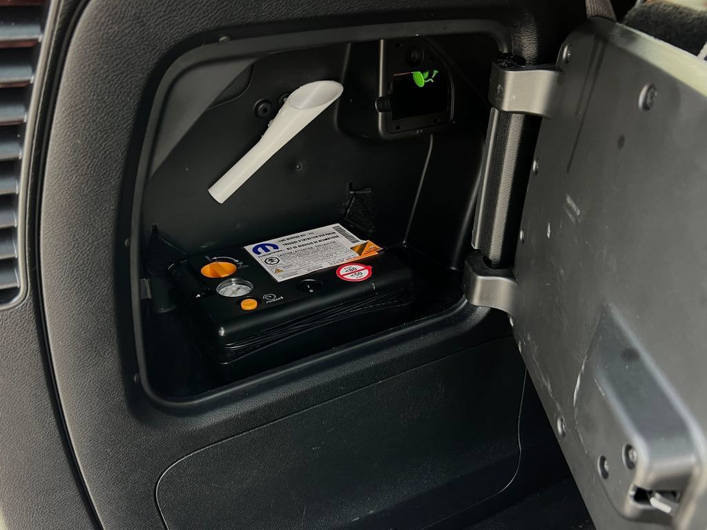 Used 2021 Chrysler Pacifica Limited w/ Uconnect Theater Family Group FWD image 25