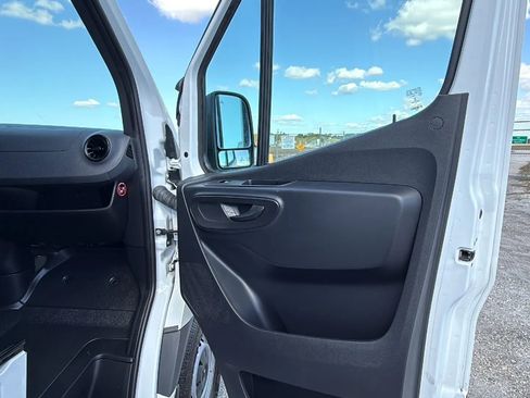 Used 2021 Mercedes-Benz Sprinter 1500 image 12