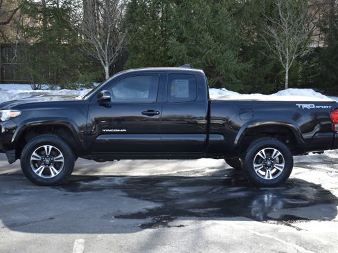 Used 2016 Toyota Tacoma TRD Sport w/ Towing Package image 28