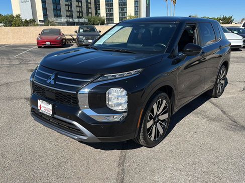 Used 2025 Mitsubishi Outlander SE AWD/4WD image 3