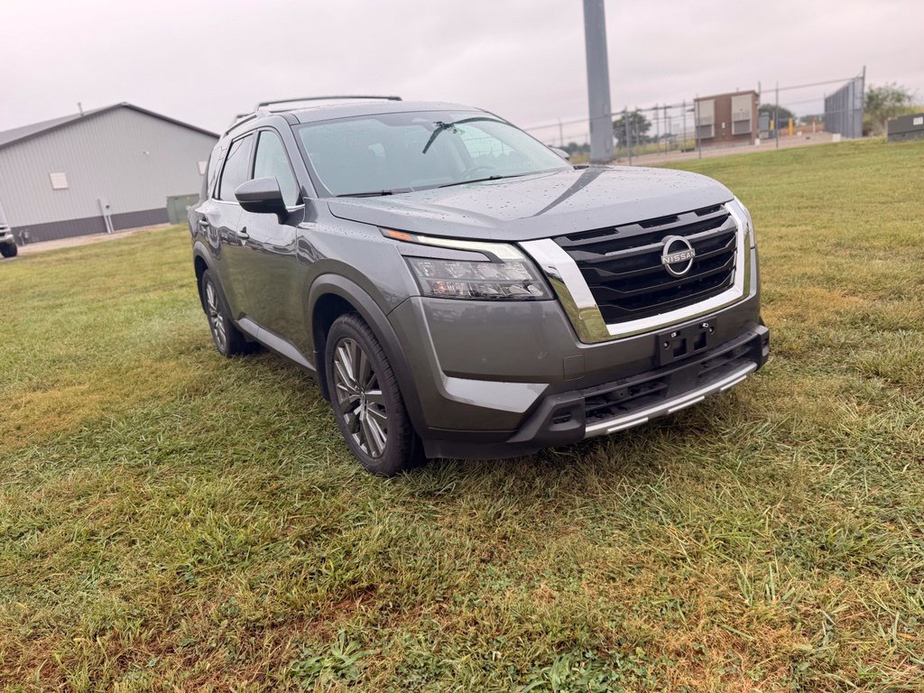 Certified 2025 Nissan Pathfinder SL w/ SL Premium Package FWD image 3