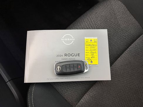 Used 2024 Nissan Rogue SV image 30