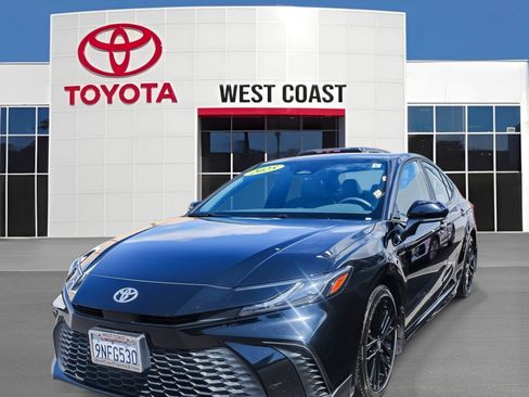 Used 2025 Toyota Camry SE w/ Convenience Package FWD image 1