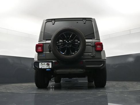 Used 2022 Jeep Wrangler Unlimited Sahara w/ Cold Weather Group AWD/4WD image 19