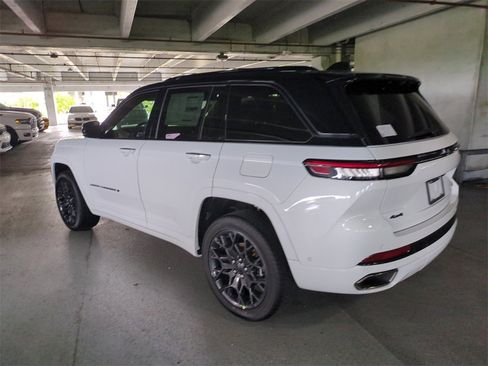New 2025 Jeep Grand Cherokee Summit image 7