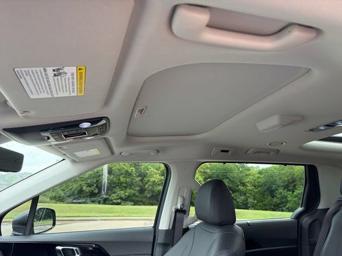 Used 2025 Kia Carnival SX Prestige FWD image 20
