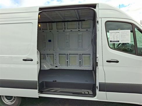 Used 2025 Mercedes-Benz Sprinter 2500 image 9