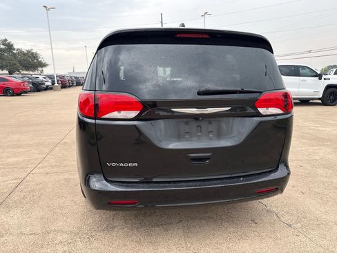 Used 2021 Chrysler Voyager Lxi FWD image 6