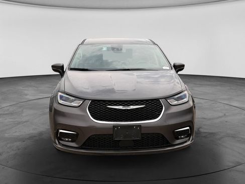 Used 2023 Chrysler Pacifica Touring-L FWD image 3