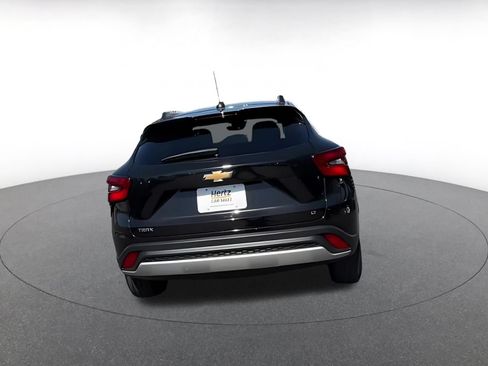Used 2025 Chevrolet Trax LT w/ LT Convenience Package FWD image 16