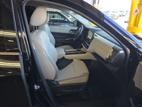 Used 2025 Nissan Pathfinder SL w/ SL Premium Package image 9