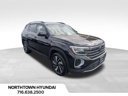 Used 2025 Volkswagen Atlas SE image 2