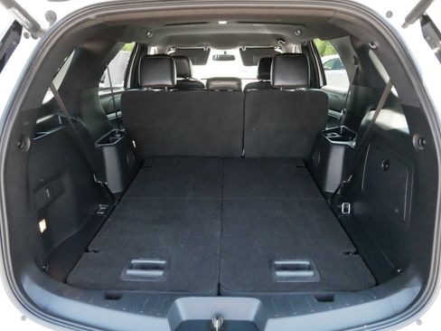 Used 2017 Ford Explorer XLT w/ Equipment Group 202A AWD/4WD image 18