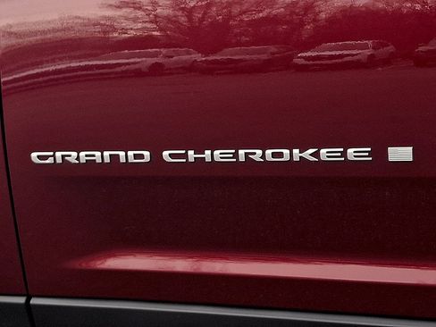 Used 2025 Jeep Grand Cherokee Limited AWD/4WD image 32