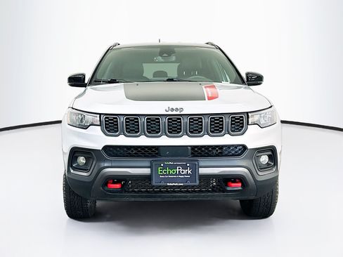 Used 2025 Jeep Compass Trailhawk AWD/4WD image 2