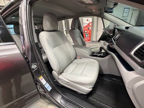 Used 2015 Toyota Highlander LE AWD/4WD image 4