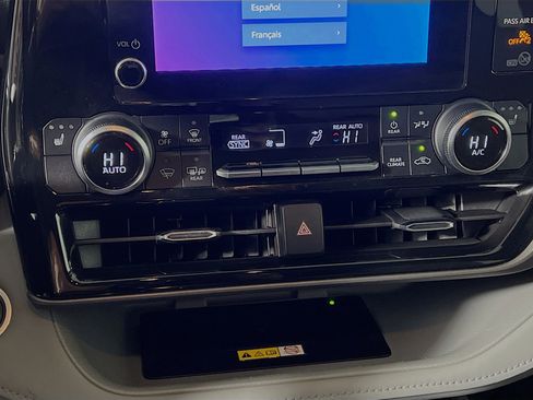 Used 2024 Toyota Highlander XLE image 26
