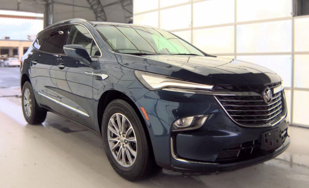 Used 2024 Buick Enclave Essence AWD/4WD image 2