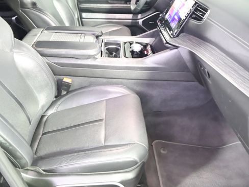 Used 2024 Jeep Wagoneer L Series II w/ Flexible Seating Group AWD/4WD image 52