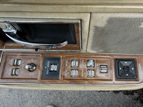 Used 1991 Lincoln Town Car Executive RWD image 12