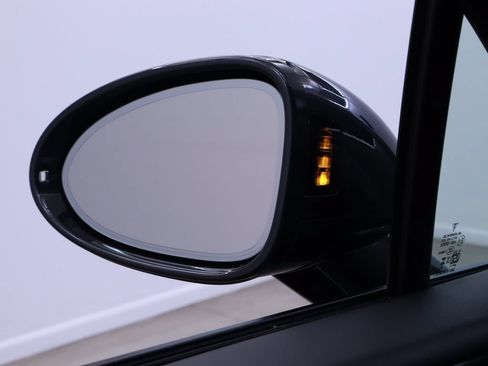 Certified 2025 Porsche Macan AWD/4WD image 36