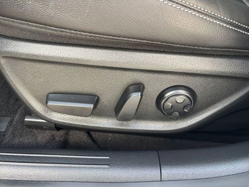 Used 2025 Genesis G70 2.5T image 23